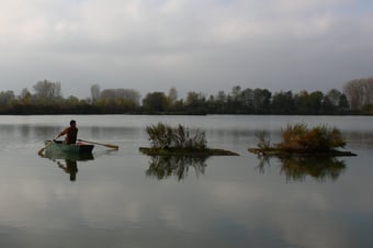 Begutachtung des Floßes per Boot (alle Fotos: Elfriede Feicht)