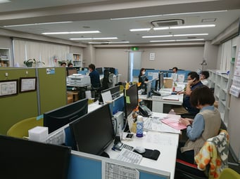 本社事務所は駅から5分程度