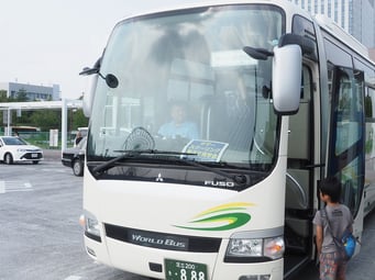 大型バスで出発!