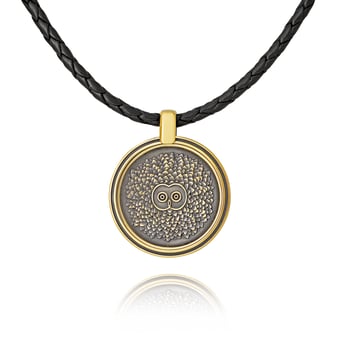 Anhänger in Gelbgold an einem Ledercollier aus der Amazonas Kollektion der Goldschmiede OBSESSION Zürich und Wetzikon.