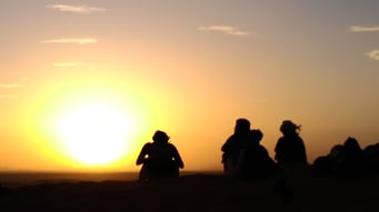 美しいサハラ砂漠の夕日です