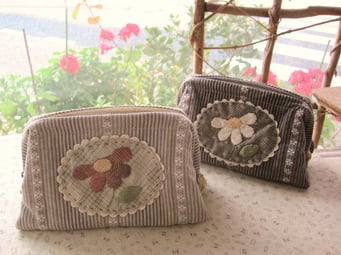 ワイヤー口金ポーチ「お花」キットのがそうです。