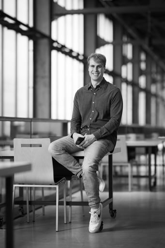 Zwart-wit portret van fotograaf Jordy Leenders uit Eindhoven van Axis Studio.