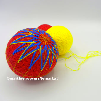  Die Kugel wird mit Geometrische Muster (Dreiecke, Diamanten, usw.) bestickt.