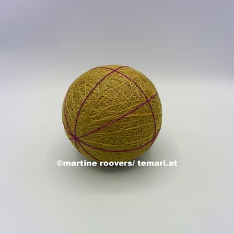 Mit Garn werden einzelne Segmente vertikal von einem Pol zum anderen und horizontal um den Äquator eingeteilt.