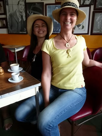 Sevilla - Petra übt Posieren auf kolumbianisch