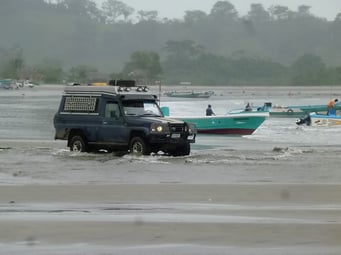Mompiche - Flussdurchquerung am Stand
