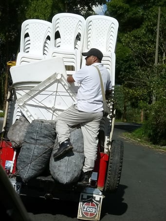 Sevilla - das Willys Paradies - die armen Autos müssen hier schuften - als Gegengewicht wird auch die Kühlerhaube beladen...