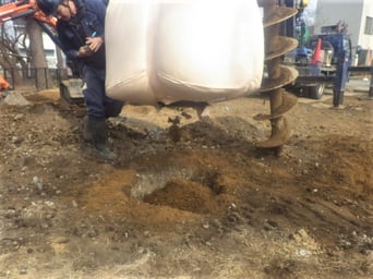 掘削孔を山砂で埋戻し