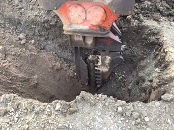 バイブロで杭頭をしっかりキャッチ