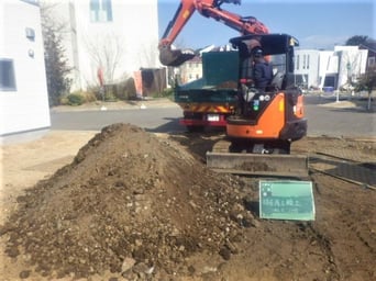 排出した砕石を搬出