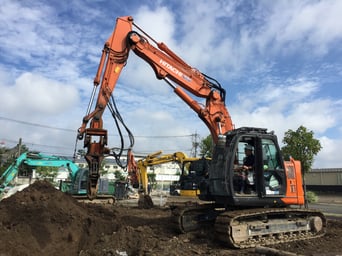 引抜の施工機(バックホウ&バイブロ)
