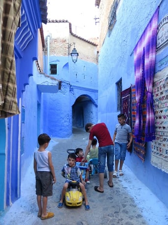 　　シェフ・シャウエンの小路で遊ぶ子供たち