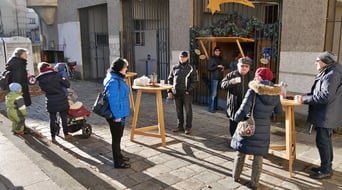 Am zweiten Adventsonntag nach der Messe konnte man den Punsch wieder in der Sonne genießen.