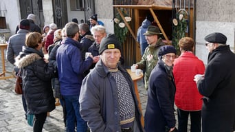 Am vierten Adventsonntag gab es kein Pfarrkaffee mehr im Pfarrsaal und deshalb war die Punschütte vor der Kirche recht gut besucht.