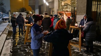 An ersten Adventsamstag kamen leider nicht so viele Leute, wie erwartet. Als Musikprogramm spielte Kathi Cerny traditionelle und moderne Weihnachtsllieder zum Mitsingen.