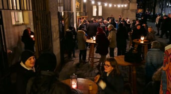 Nach der Christmette war nochmals großer Andrang vor der Punschhütte.