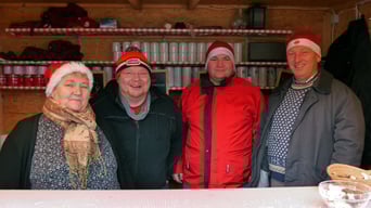 Am zweiten Adventsonntag übernahm die Familie Hink den Punschdienst!