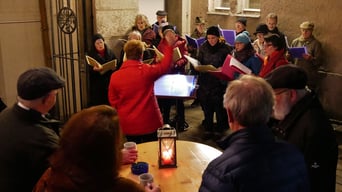 Am dritten Adventsamstag kamen bei angenehmen Wetter wieder viele Besucher, nicht nur um den guten Punsch zu trinken, sondern auch dem Kirchenchor zuzuhören.