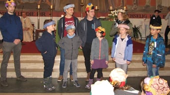 In der Messe werden die neuen Kinder und Leiter der 3.Volksschul-Gruppe vorgestellt.