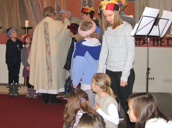 Pfarre Josef Markl segnet die neuen Jungschar Kinder und wünscht ihnen alles Gute.
