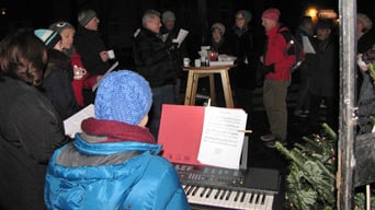 Bei der Eröffnung der Punschhütte am ersten Adventsamstag gab es ein Mitsingkonzert.