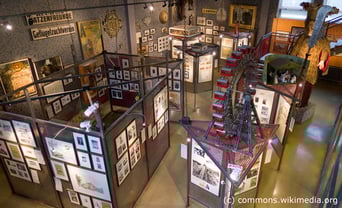 Die Ausstellung "In den Prater" zeigt die Geschichte von 250 Jahren Wiener Wurstelprater. Das bis dahin kaiserliche Jagdgebiet Prater wurde 1766 von Kaiser Joseph II der breiten Öffentlichkeit übergeben.