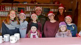 Am vierten Adventsonntag übernahmen die Ministranten, mit viel Spaß und Hingabe, den Punschhütten Dienst.