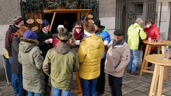 Auch am ersten Adventsonntag traf man sich nach der Messe wieder vor der Punschhütte.