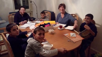 Christl Meixner (zweite von rechts) lernt deutsch mit den 4 Kindern und der Mutter.