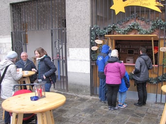 Am zweiten Adventsonntag standen bei feucht-kaltem Wetter nur wenige bei den Tischen im Freien. Die meisten nahmen sich den Punsch mit in den warmen Saal.
