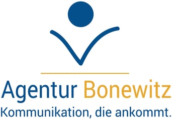 Logo der Agentur Bonewitz mit einem blauen Kreis und einem blauen Haken auf weißem Hintergrund 