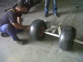 L'enginyer Javi al taller de I+D polint els detalls finals