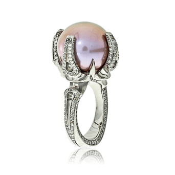 Cocktailring in Weissgold mit einer Süsswasserperle und Brillanten aus der Gremlin Kollektion der Goldschmiede OBSESSION Zürich und Wetzikon