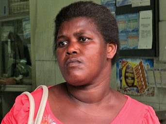 Ihr weiter Blick wirkt traurig