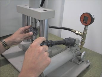 Appareillage pour les essais de résistance au poinçonnement