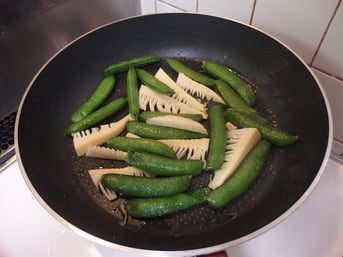 スナップえんどうとタケノコのソテー