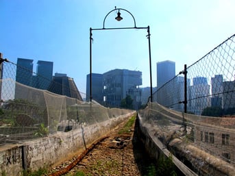 das Gleisbett auf dem Viadukt