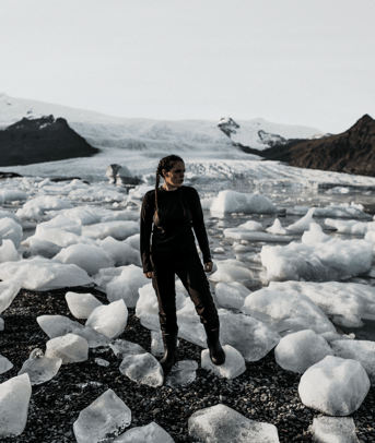 portrait en couleur de la photographe Alex pixelle au milieu des glaciers en Islande