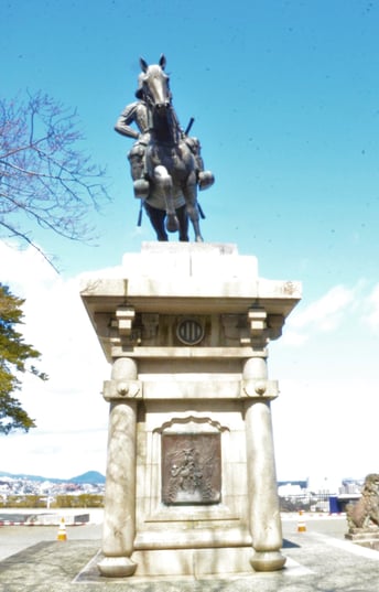 ２０２２年３月１６日、地震で傾いた政宗公騎馬像。