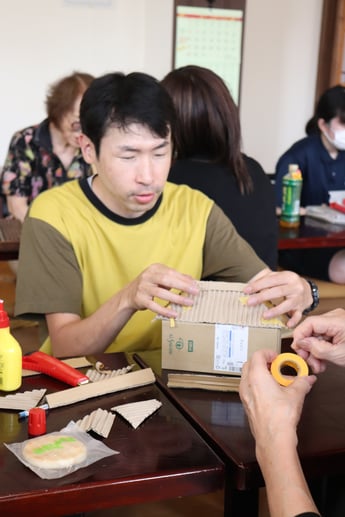 参加者をサポートする占部さん