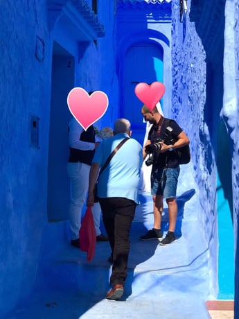 撮影中の、ポーズを話し合ってるとこです。こんな何気ない風景を後ろから自分のスマホで撮影するのも楽しい♪（この撮影風景も後日お客様にサプライズとしてプレゼントしてます）