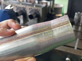 金型で縮管されたパイプ