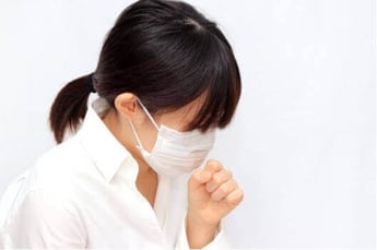花粉症　マスク　くしゃみ