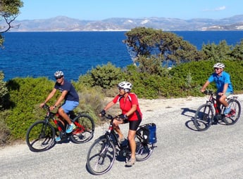 Seit neuestem bietet Slow-Trekking-Spezialist Hauser Exkursionen geführte E-Bike-Touren auf den griechischen Kykladen an. / Foto: Hauser Exkursionen/Peter Schibberges