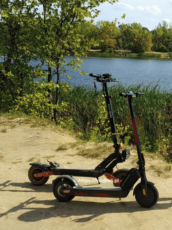 2 электросамоката на фоне озера
