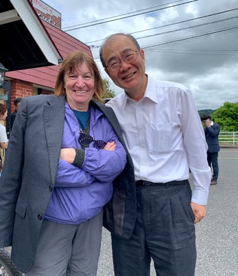 In der Kälte warten vor dem Restaurant. Ein Gast, Diplomat aus Taiwan, zieht für Bea sein Jacket aus. Wir sind baff.