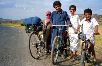 eskortiert von lustigen Typen