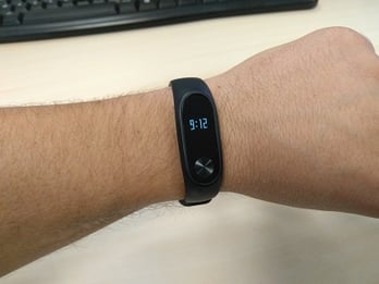 Xiaomi Mi Band 2 noir au poignet