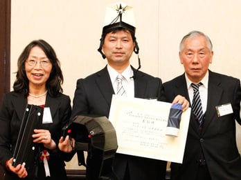 日本版イグノーベル授賞式にて 中央:代表取締役 小澤範雅 右:明治大学特任教授 萩原一郎先生